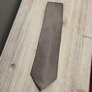 Geoffrey Beene 100% Silk Tie - Gold and Black design